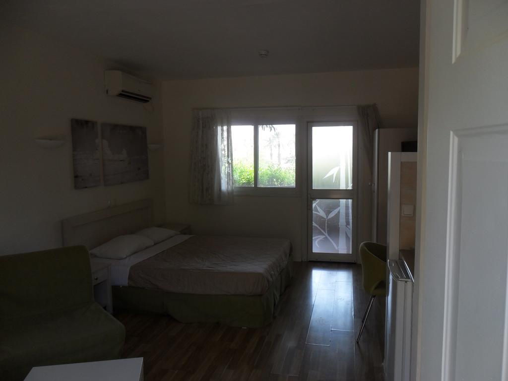 Almog Kibbutz Hotel Exteriör bild