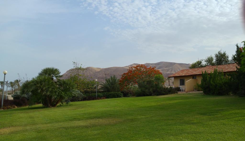 Almog Kibbutz Hotel Exteriör bild